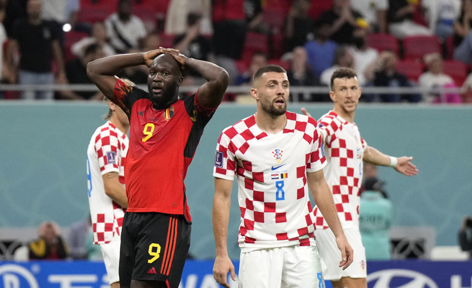 El delantero belga Romelu Lukaku tras malograr una ocasión en el partido contra Croacia por el Grupo F del Mundial, en Rayán, Qatar, el 1 de diciembre de 2022. (AP Foto/Ricardo Mazalán)