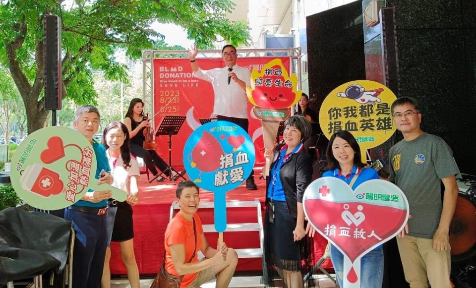 《圖說》麗明營造連續22年辦公益捐血，董事長吳春山（中）呼籲捐血救人。