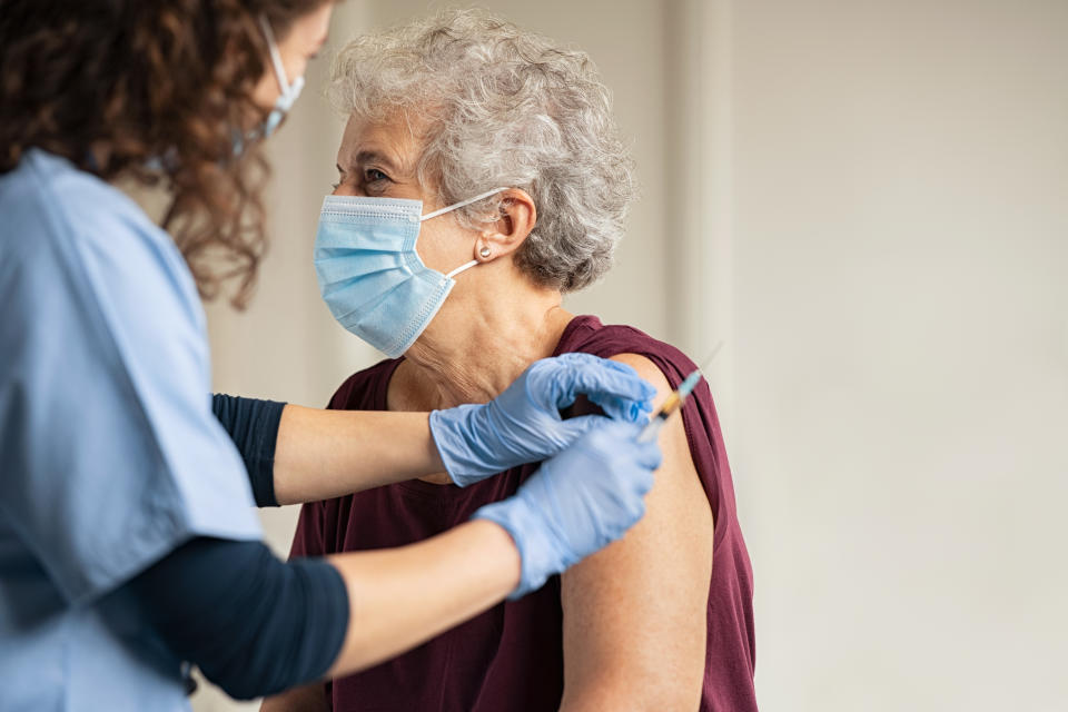 Las autoridades recuerdan que las vacunas no están siendo suministradas a domicilio y que se están administrando en centros de salud y residencias de mayores en primer término. (Foto: Getty)