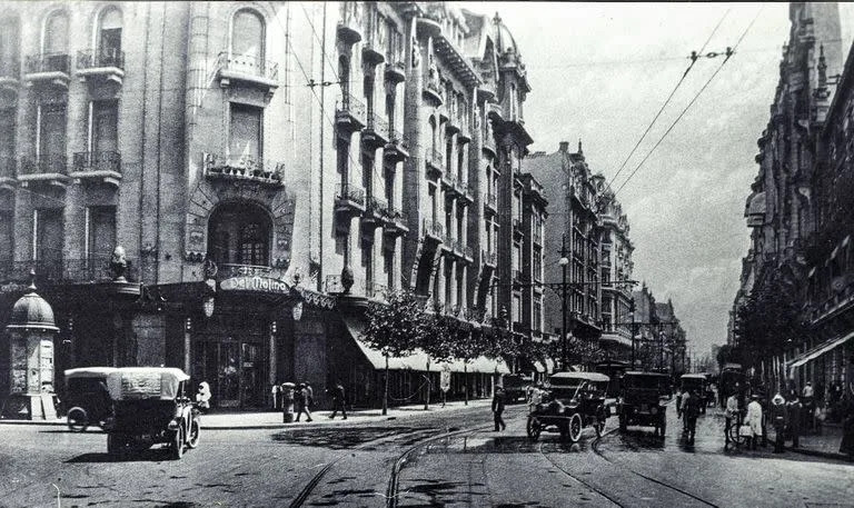 Una imagen de la Confitería del Molino en la esquina de las avenidas Callao y Rivadavia, tomada en 1921
