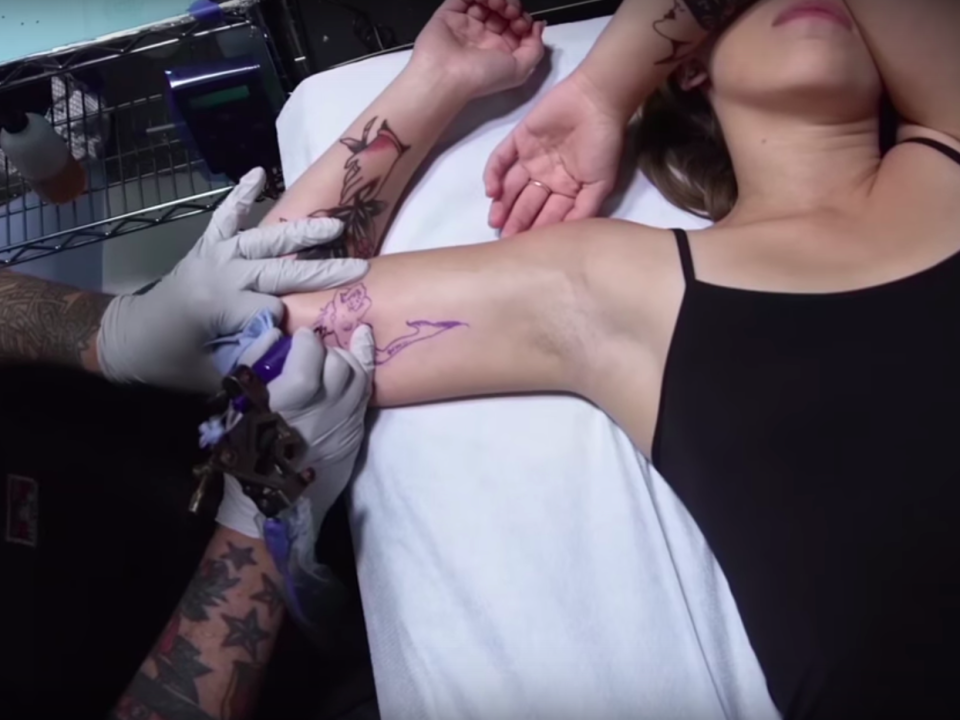 Hacerse un tatuaje puede tener implicaciones legales en materia de propiedad intelectual, para el tatuado y para el tatuador. (Businees Insider /Yahoo)