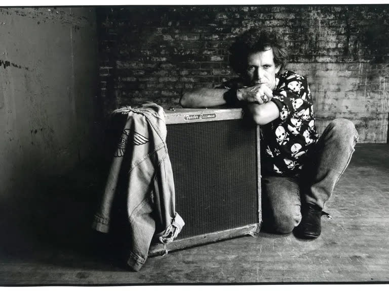 Keith Richards en 1992, en una imagen promocional de Main Offender, su segundo álbum solista. En aquellos días los Rolling Stones estaban en un parate, igual que la relación tirante que solía tener con Mick Jagger. Años después, las peleas e internas quedarían para siempre en el pasado 