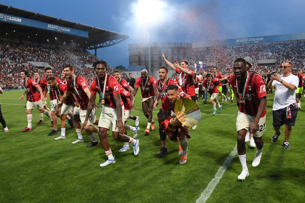 REGGIO NELL'EMILIA, ITALY - MAY 22: Players of AC Milan celebrate with the Scudetto trophy during the award ceremony after the Serie A match between US Sassuolo and AC Milan at Mapei Stadium - Citta' del Tricolore on May 22, 2022 in Reggio nell'Emilia, Italy. (Photo by Claudio Villa/AC Milan via Getty Images)