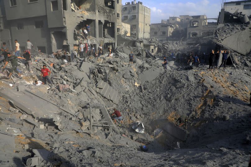 Palestinians look for survivors among the rubble of destroyed buildings following Israeli airstrikes on Jabaliya refugee camp on the outskirts of Gaza City, 31/10/23.