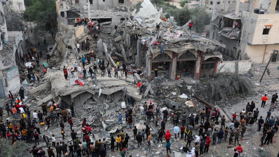 PHOTO: Palestinians search for survivors of the Israeli bombing in Rafah, Gaza Strip, Nov. 22, 2023.  (Hatem Ali/AP)