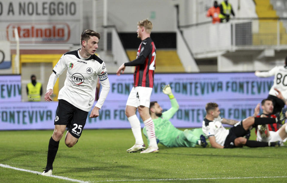 Giulio Maggiore, del Spezia, festeja tras anotar ante el Milan, en un duelo de la Serie A italiana, realizado el sábado 13 de febrero de 2021 (Tano Pecoraro/LaPresse via AP)