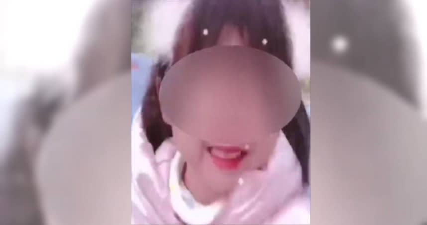 5歲女童常常無緣無故傻笑。（圖／翻攝自微博）