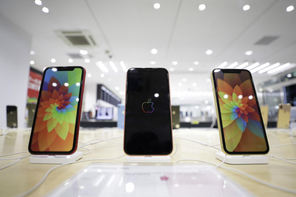 Apple Inc. iPhone XR smartphones sit on display at a SoftBank Group Corp. store in Tokyo, Japan, on Friday, Nov. 2, 2018. Softbank will announce its half-year earnings figures on Nov. 5. Photographer: Kiyoshi Ota/Bloomberg via Getty Images