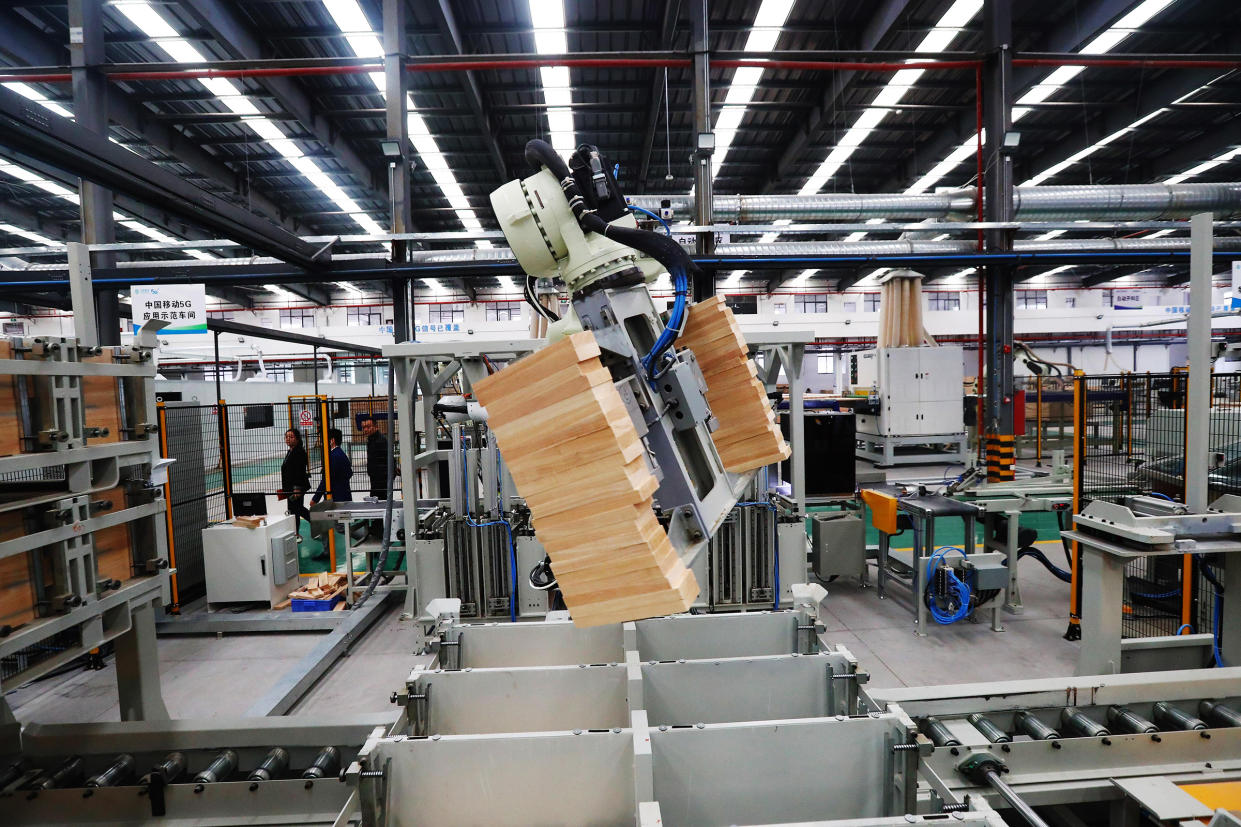 A robotic arm moves bricks using 5G and AI on Oct. 21 in Ganzhou, Jiangxi province