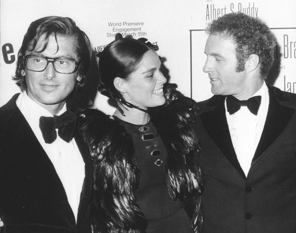 ARCHIVO - El vicepresidente de Paramount Pictures Robert Evans, a la izquierda, su esposa, la actriz Ali MacGraw, y el actor James Caan, quien interpreta a Sonny en "The Godfather" ("El padrino"), asisten al estreno de la película en Nueva York el 14 de marzo de 1972. Caan murió el miércoles 6 de julio de 2022. Tenía 82 años. (Foto AP, archivo)