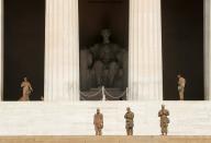 Soldados, cerca del Monumento a Abraham Lincoln antes de una protesta contra la desigualdad racial después de la muerte de George Floyd bajo custodia policial en Mineápolis, en Washington, Estados Unidos.