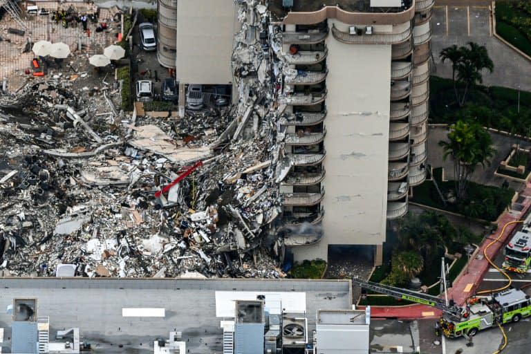 Vue aérienne de l'effondrement d'un immeuble à Surfside, le 24 juin 2021 à Miami Beach, en Floride - CHANDAN KHANNA © 2019 AFP