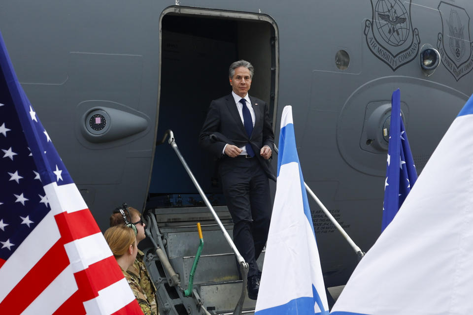 El secretario de Estado de Estados Unidos, Antony Blinken, desembarca a su llegada a Tel Aviv, Israel, el 22 de marzo de 2024. (Evelyn Hockstein/Pool Foto vía AP)