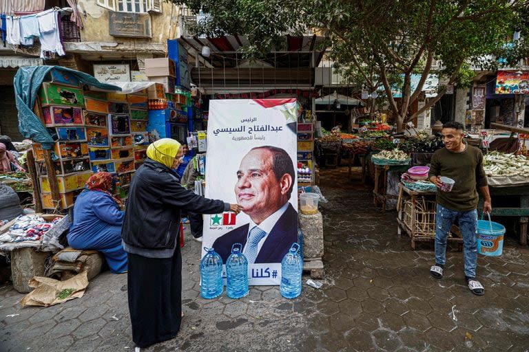 Los egipcios comenzaron a votar el domingo en unas elecciones presidenciales en las que el presidente, Abdul Fatá el Sisi, no enfrentaba a ningún rival serio y obtendría con certeza otro mandato para mantenerse en el poder hasta 2030