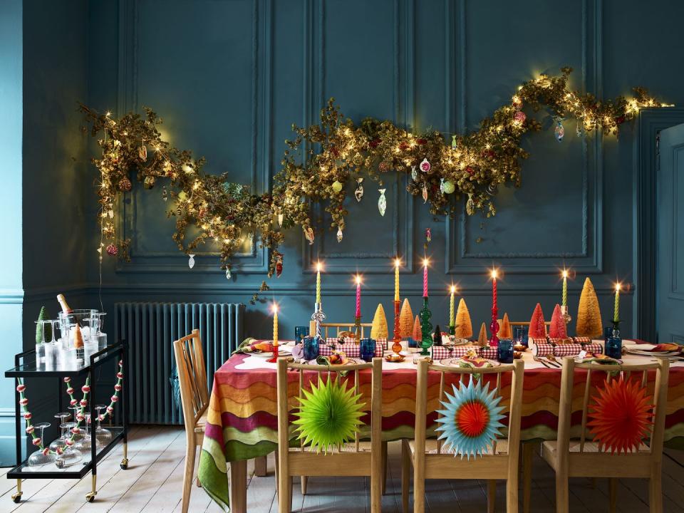 christmas room decor, colourful dining area