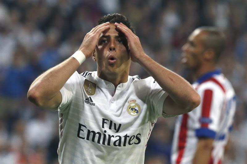 GRA619. MADRID, 22/04/2015.- El delantero mexicano del Real Madrid Javier Hernández &#39;Chicharito&#39; i) se lamenta de una ocasión perdida durante el partido frente al Atlético de Madrid, de vuelta de cuartos de final de la Liga de Campeones, que se juega esta noche en el estadio Santiago Bernabéu, en Madrid. EFE/Kiko Huesca