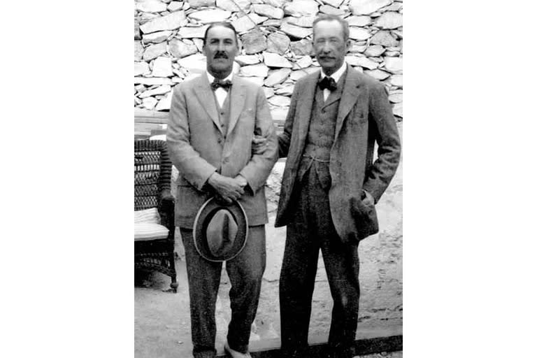 Carter (izq) junto a Lord Carnarvon (der), financista de la expedición que encontró la tumba del hijo de Akenatón y Nefertiti