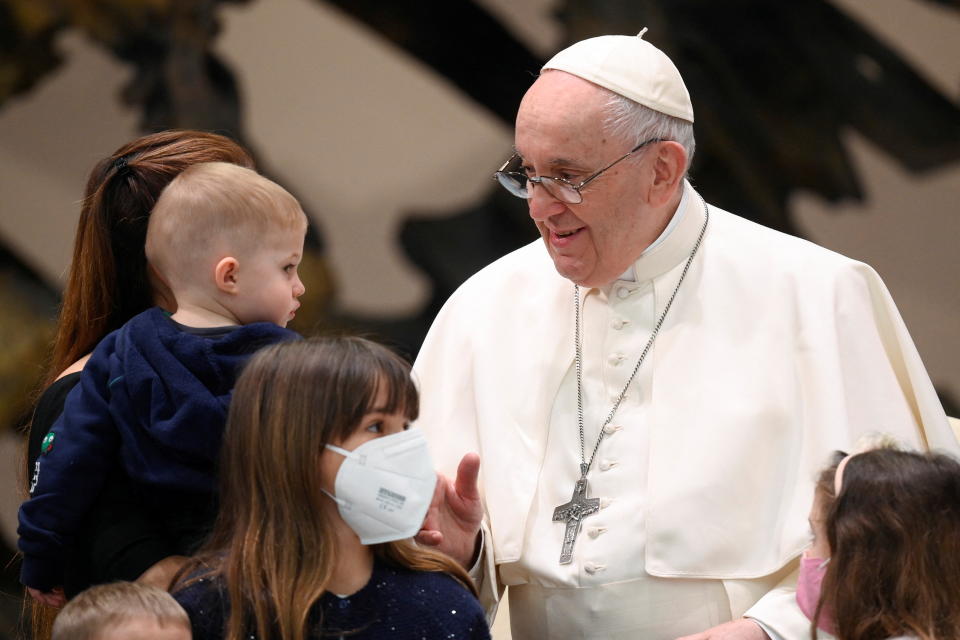 Papst Franziskus ist für seine Volksnähe bekannt (Bild: Vatican Media/Handout via REUTERS)