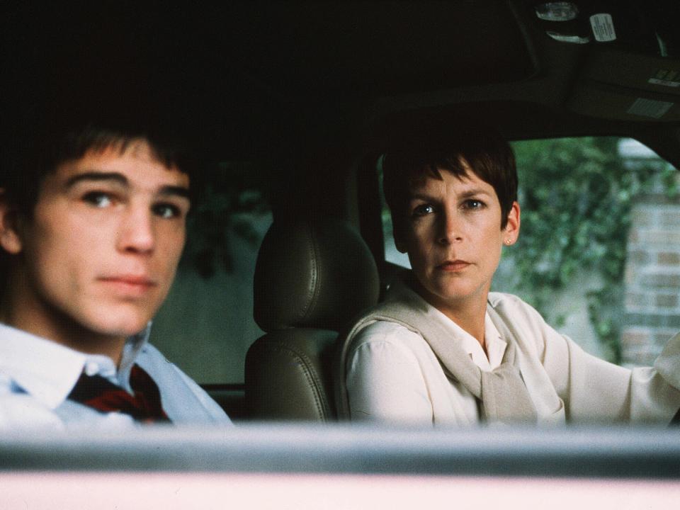 Josh Hartnett and Jamie Lee Curtis in a car