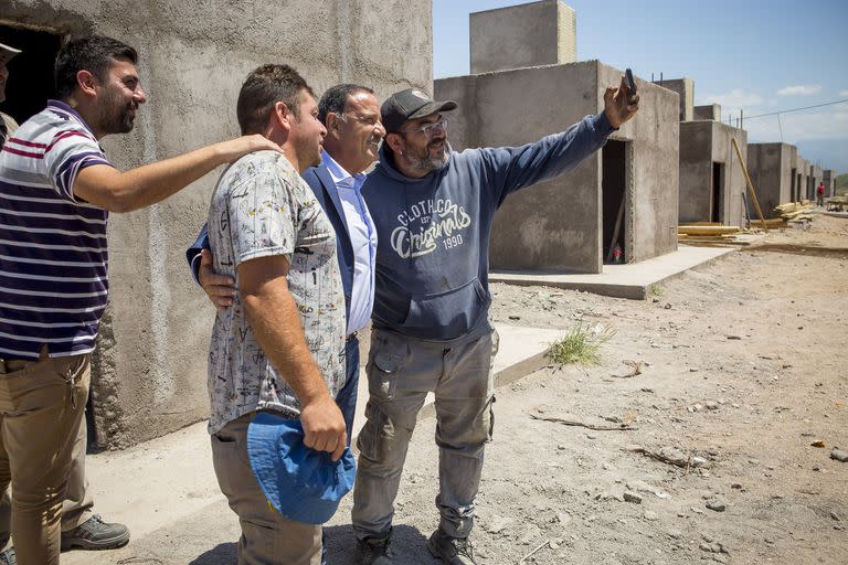 El gobernador Ricardo Quintela se mueve cómodo entre los vecinos