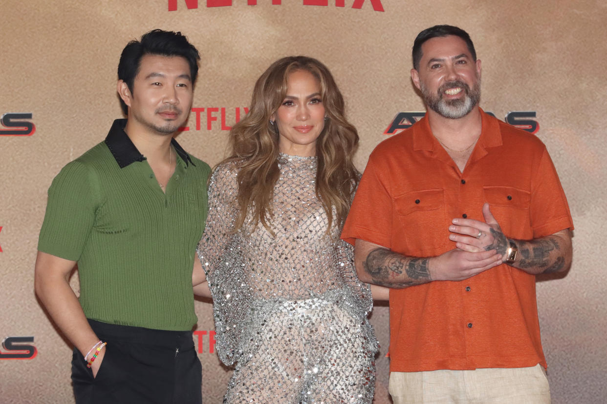 Simu Liu, Jennifer López y Brad Peyton en México. (Photo by Adrián Monroy/Medios y Media/Getty Images)