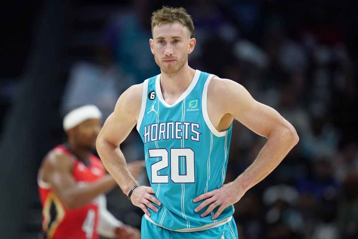 Gordon Hayward est absent indéfiniment avec une épaule cassée, ce que sa femme dit que les Hornets lui ont fait jouer