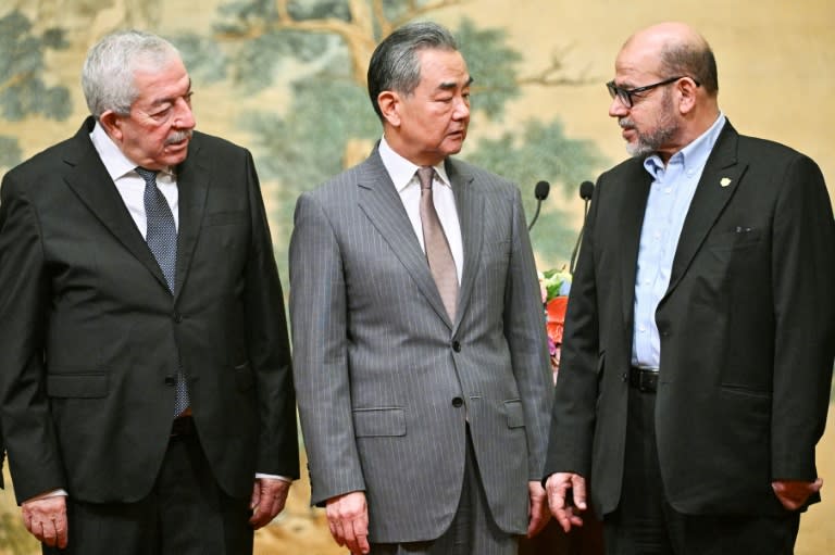 De izquierda a derecha: Mahmud al Alul, representante de Fatah, Wang Yi, ministro chino de Exteriores, y Musa Abu Marzuk, representante de Hamás, el 23 de julio de 2024 en Pekín (Pedro Pardo)