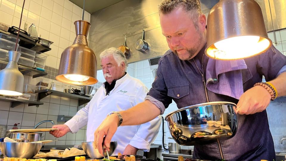 Ein Dreamteam - Vater und Sohn Stemberg kochen gegen Tim Mälzer. Am Ende hat der Showgastgeber die Nase vorn.  (Bild: RTL / Endemol Shine / Florian Schuchmann)