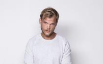 Er war der vielleicht begnadetste DJ seiner Generation: Der überraschende Tod des schwedischen Popstars Avicii am 20. April 2018 war ein riesiger Schock. Tim Bergling, so sein bürgerlicher Name, hatte sich mit 28 Jahren das Leben genommen. In einem Statement der Familie hieß es später: "Er hat wirklich gerungen mit dem Nachdenken über den Sinn, das Leben, das Glück. Jetzt hat er es nicht länger geschafft. Er wollte Frieden haben." (Bild: Universal Music)