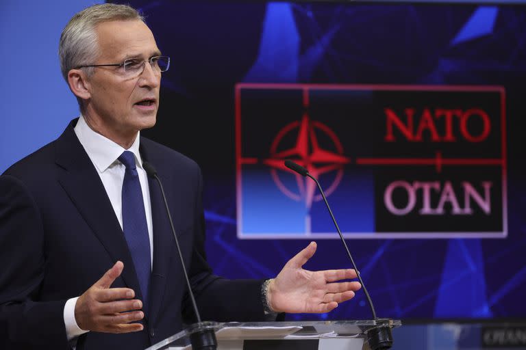 El secretario general de la OTAN, Jens Stoltenberg, habla durante una conferencia de prensa el martes 11 de octubre de 2022 en la sede de la OTAN en Bruselas, Bélgica. (AP Foto/Olivier Matthys)