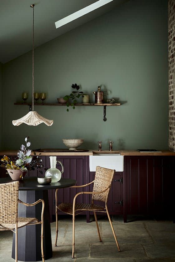 Small kitchens: dark colours