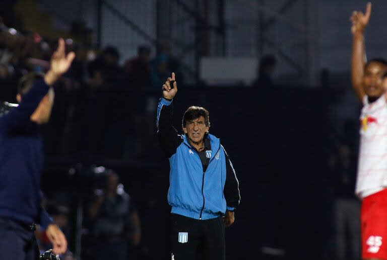 Al Racing de Costas, un equipo de ataques directos, le cuesta remontar resultados, cuando debe vulnerar a rivales replegados; tampoco lo logró en Brasil contra Bragantino.