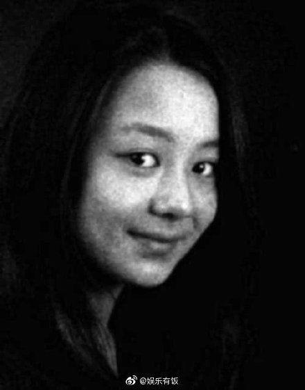 <p>2006年， 才11歲的吉娜愛麗絲Gina Alice Redlinger參加慕尼黑鋼琴比賽並獲獎，參賽圖片雖然只是黑白照，已能隱隱滲出清純甜美的氣質。</p> <cite>cosmo hk</cite>