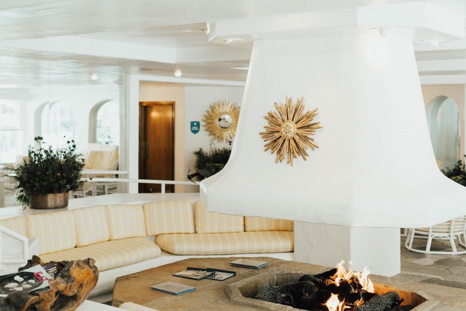 Lounge with fire pit indoors at Sonnenalp Hotel