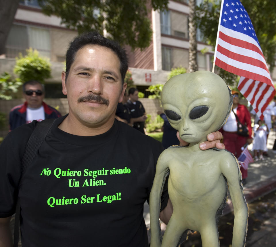 Efraín Íñiguez, originario de Tecate, Mexico, pide con humor la legalización de los indocumentados en EEUU durante una manifestación en Los Ángeles en  2008. (AP Photo/Hector Mata)