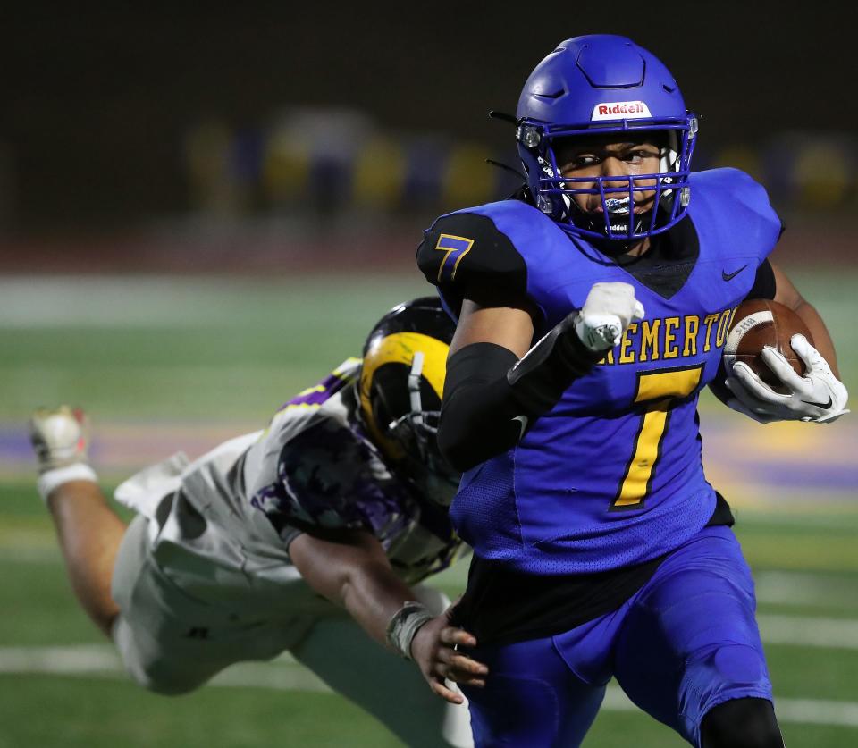 Bremerton’s Jalin Littleraven-Oliver (7) heads for the end zone during their 27-12 win over Mount Douglas at Bremerton Memorial Stadium in Bremerton, Wash. on Friday, Sept. 1, 2023.