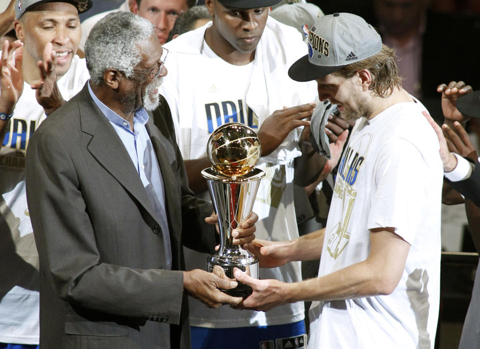Auch Dirk Nowitzki bekam nach seiner Meisterschaft mit den Dallas Mavericks die Trophäe für den Finals MVP von deren Namensgeber Bill Russell überreicht.