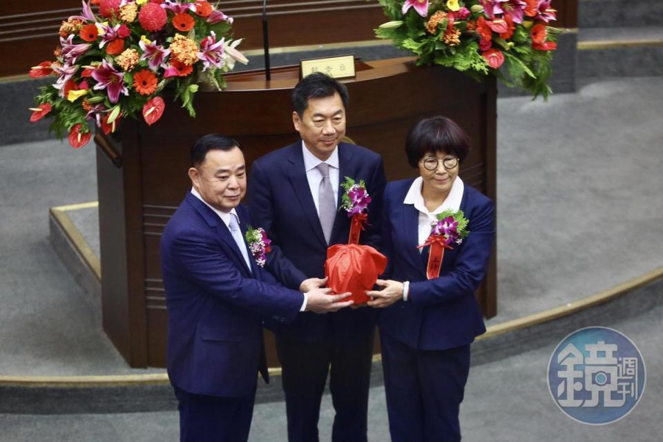 桃園市議長邱奕勝（左）成功連任。