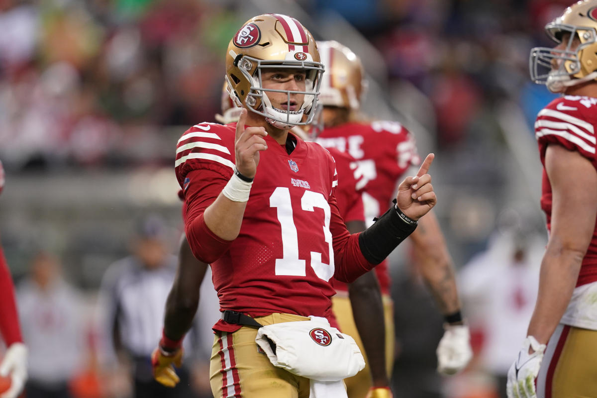 Tom Brady autographs ball for Dre Greenlaw that 49ers CB intercepted in  defeat of Bucs