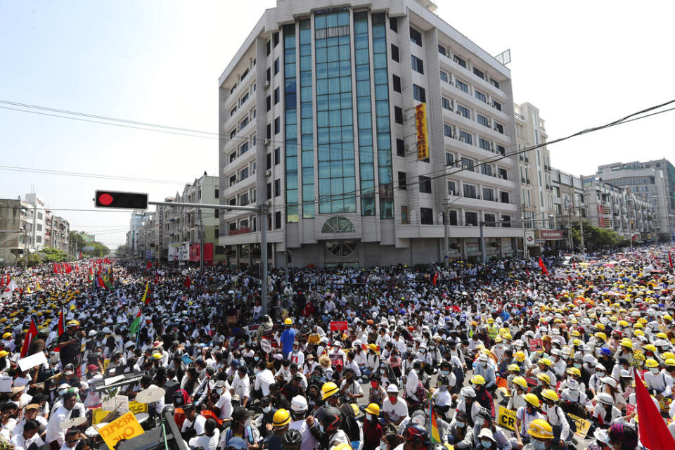 緬甸2月22日發起1日政變以來最大規模抗議活動，當地人稱之為「22222起義」，全國數百萬人湧上街頭。（AP）