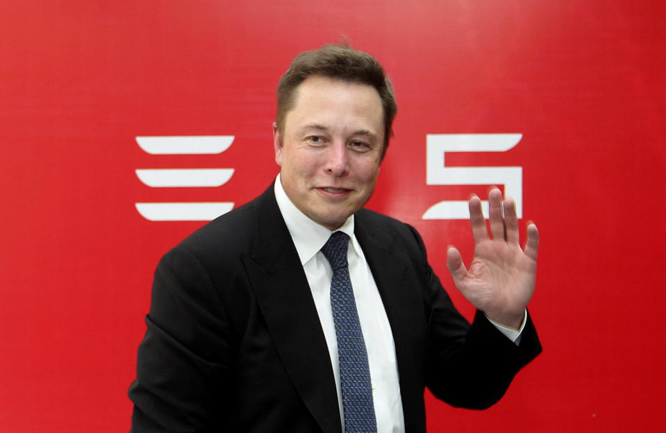 Elon Musk, CEO of Tesla Motors, waves during a news conference to mark the company&#39;s delivery of the first batch of electric cars to Chinese customers in Beijing April 22, 2014. REUTERS/Stringer (CHINA - Tags: TRANSPORT BUSINESS) CHINA OUT. NO COMMERCIAL OR EDITORIAL SALES IN CHINA