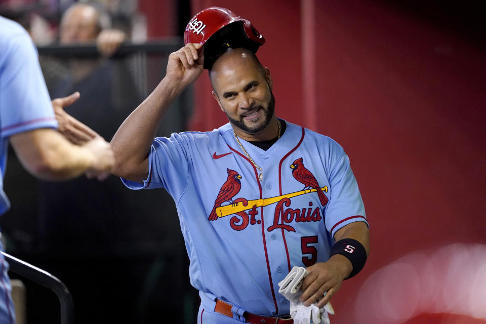 El dominicano Albert Pujols, de los Cardenales de San Luis, saluda desde la cueva durante el encuentro del sábado 20 de agosto de 2022, contra los Diamondbacks de Arizona (AP Foto/Matt York)