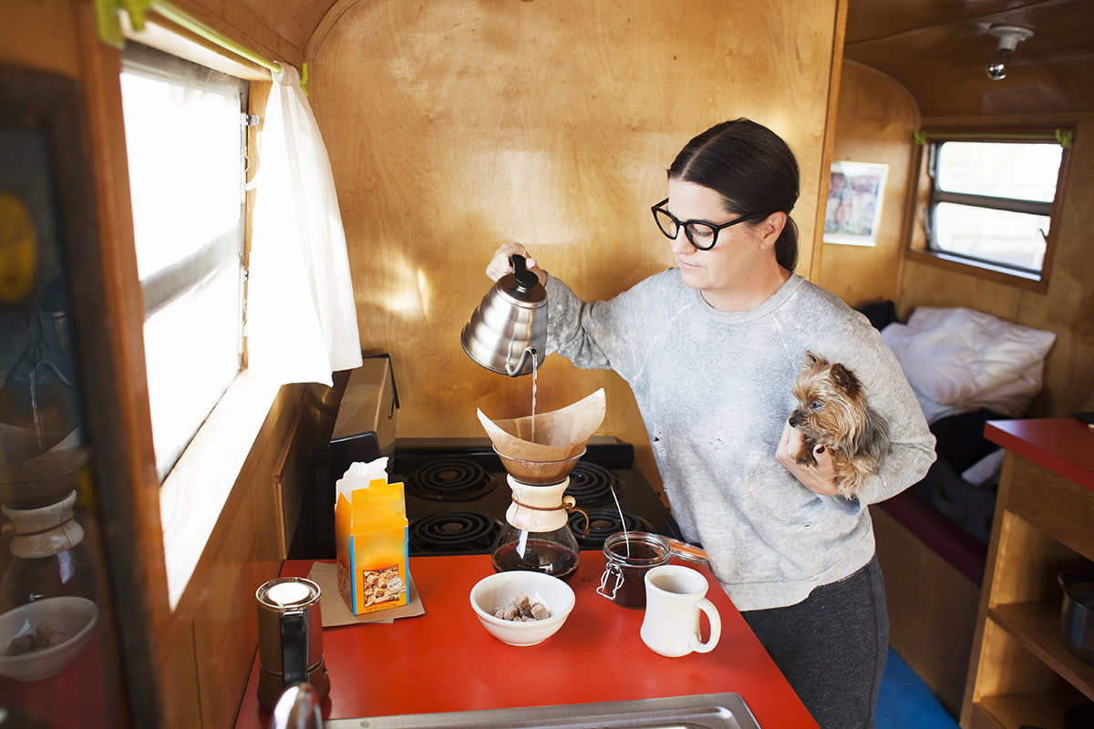 https://www.gettyimages.com/detail/photo/woman-making-coffee-royalty-free-image/637469047?phrase=pet+Coffee+grounds