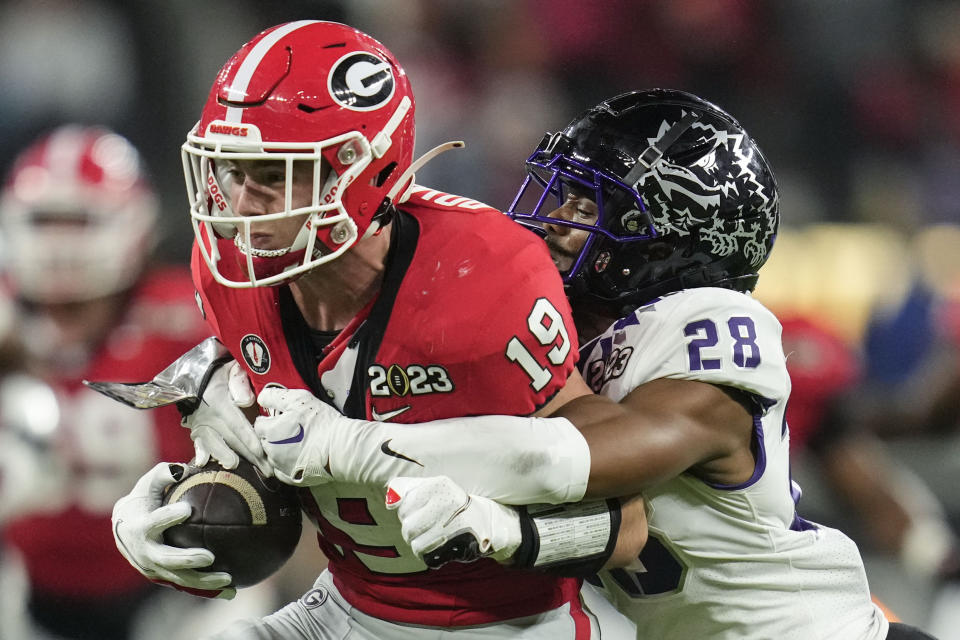 Georgia tight end Brock Bowers (19) is just one of several blue-chip recruits who helped the Bulldogs win their second straight national championship. (AP Photo/Ashley Landis)