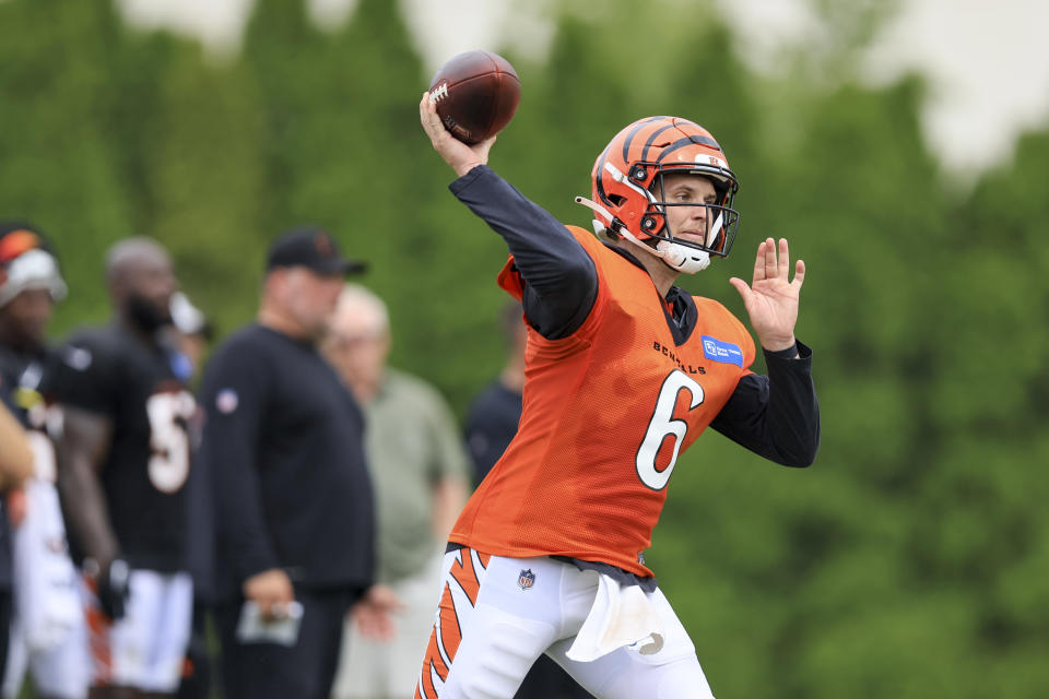 Cincinnati Bengals' Jake Browning throws a pass during practice at the NFL football team's training facility in Cincinnati, Thursday, Aug. 4, 2022. (AP Photo/Aaron Doster)