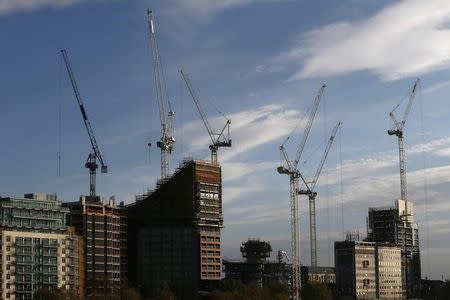 Cranes operate at a construction site in London, October 27, 2015. REUTERS/Stefan Wermuth