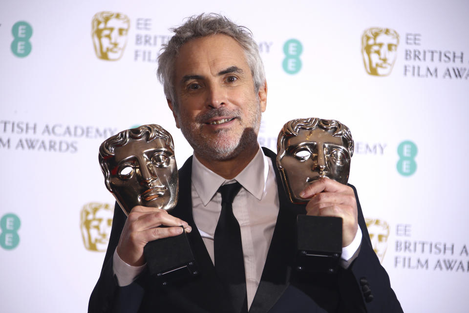 El director mexicano Alfonso Cuarón posa tras ganar los premios BAFTA a la mejor película y mejor director, por "Roma", el domingo 10 de febrero del 2019. También se llevó los honores a la mejor película en lengua no inglesa y mejor cinematografía. (Foto por Joel C Ryan/Invision/AP)