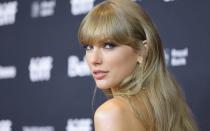 <p>Auch wenn sie auf ihrem neuen Album "Midnights" erneut davon singt, dass sie sich selbst (oft) nicht hübsch findet: Vielleicht hilft es Taylor Swift zu wissen, dass ihre Schönheit nun sogar wissenschaftlich bestätigt ist. Die Sängerin liegt mit einem Wert von 91,64 Prozent auf Platz sechs. (Bild: Amy Sussman/Getty Images)</p> 