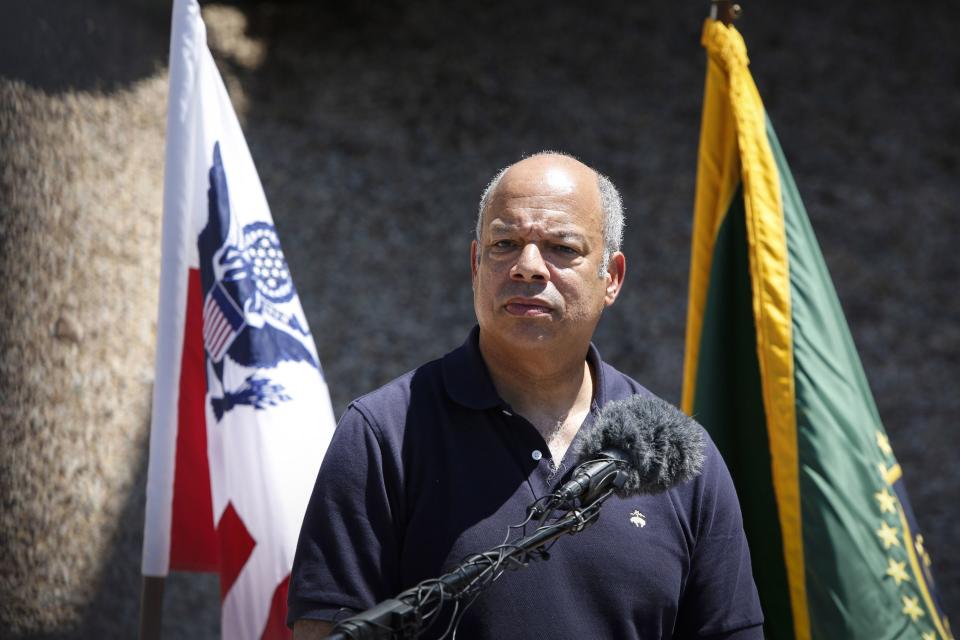 Department of Homeland Security Secretary Jeh Johnson speaks to the media at the Nogales Border Patrol Station in Nogales, Arizona June 25, 2014. Johnson visited the facility to view the governments response to the influx of unaccompanied minors crossing the southwestern United States border. REUTERS/Nancy Wiechec (UNITED STATES - Tags: SOCIETY IMMIGRATION POLITICS)