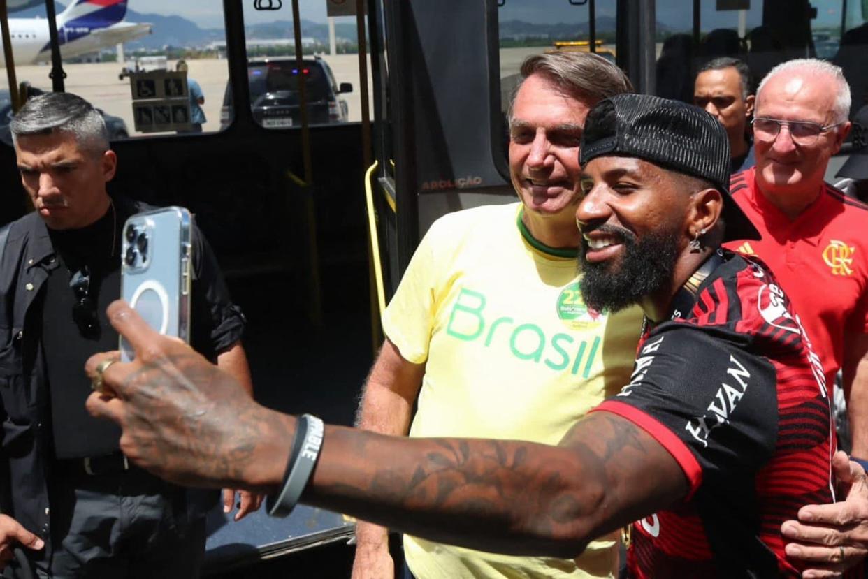 Jair Bolsonaro pose avec le joueur de Flamengo Rodinei - AFP